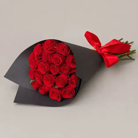 Buquê de 20 rosas vermelhas no envelope preto