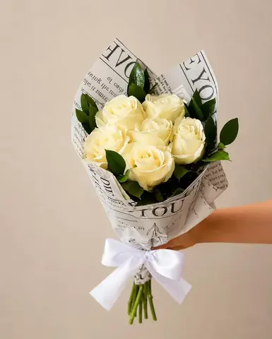 Buquê de 6 rosas brancas colombianas no jornal