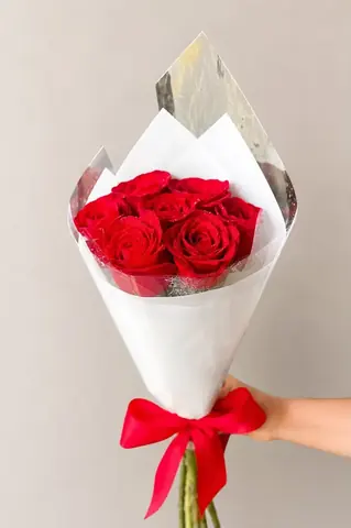 Buquê de 7 rosas colombianas vermelhas em embalagem especial