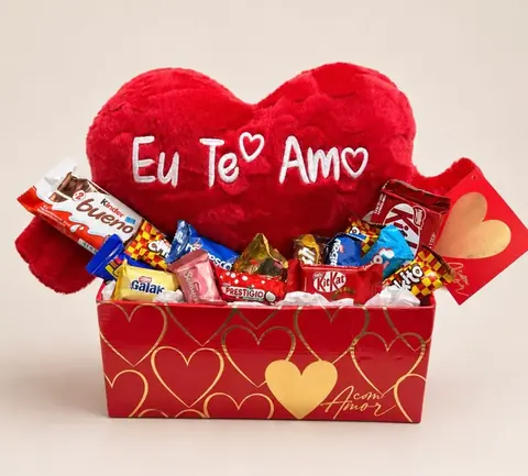 Cesta com coração de pelúcia Eu Te Amo e chocolates variados